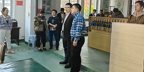 市經(jīng)信局副局長楊雄文帶隊(duì)，蒼南縣經(jīng)信局趙局、壽局陪同來公司調(diào)研的圖片