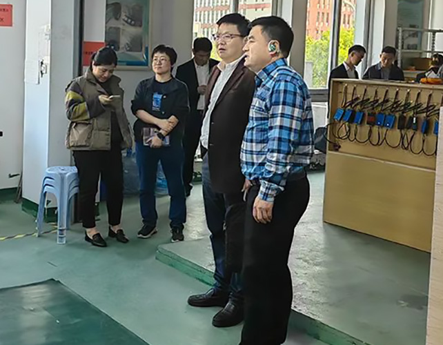 市經(jīng)信局副局長(zhǎng)楊雄文帶隊(duì)，蒼南縣經(jīng)信局趙局、壽局陪同來公司調(diào)研的新聞圖片